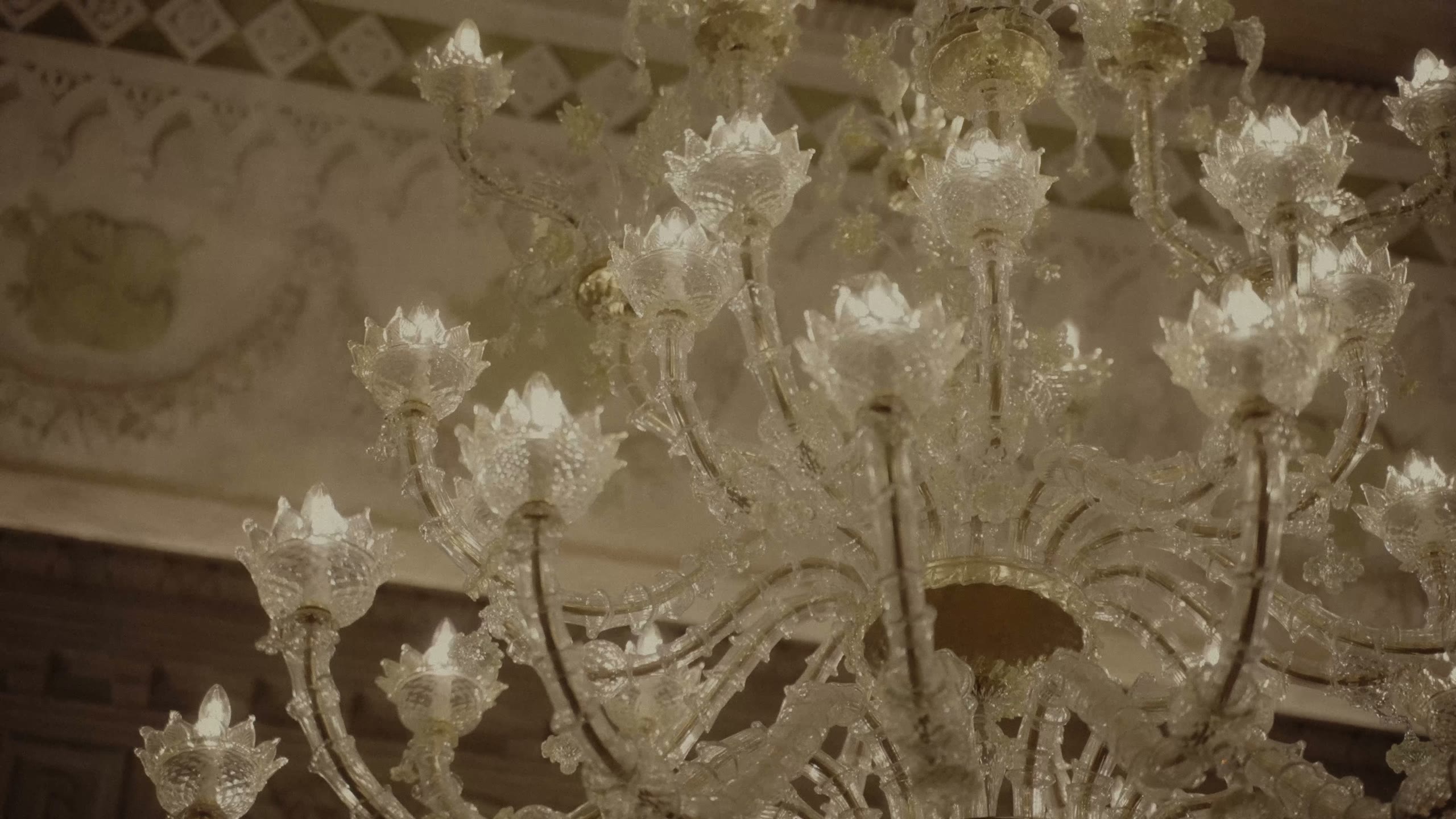 Un candelabro di Murano acceso durante il Venetian Gala