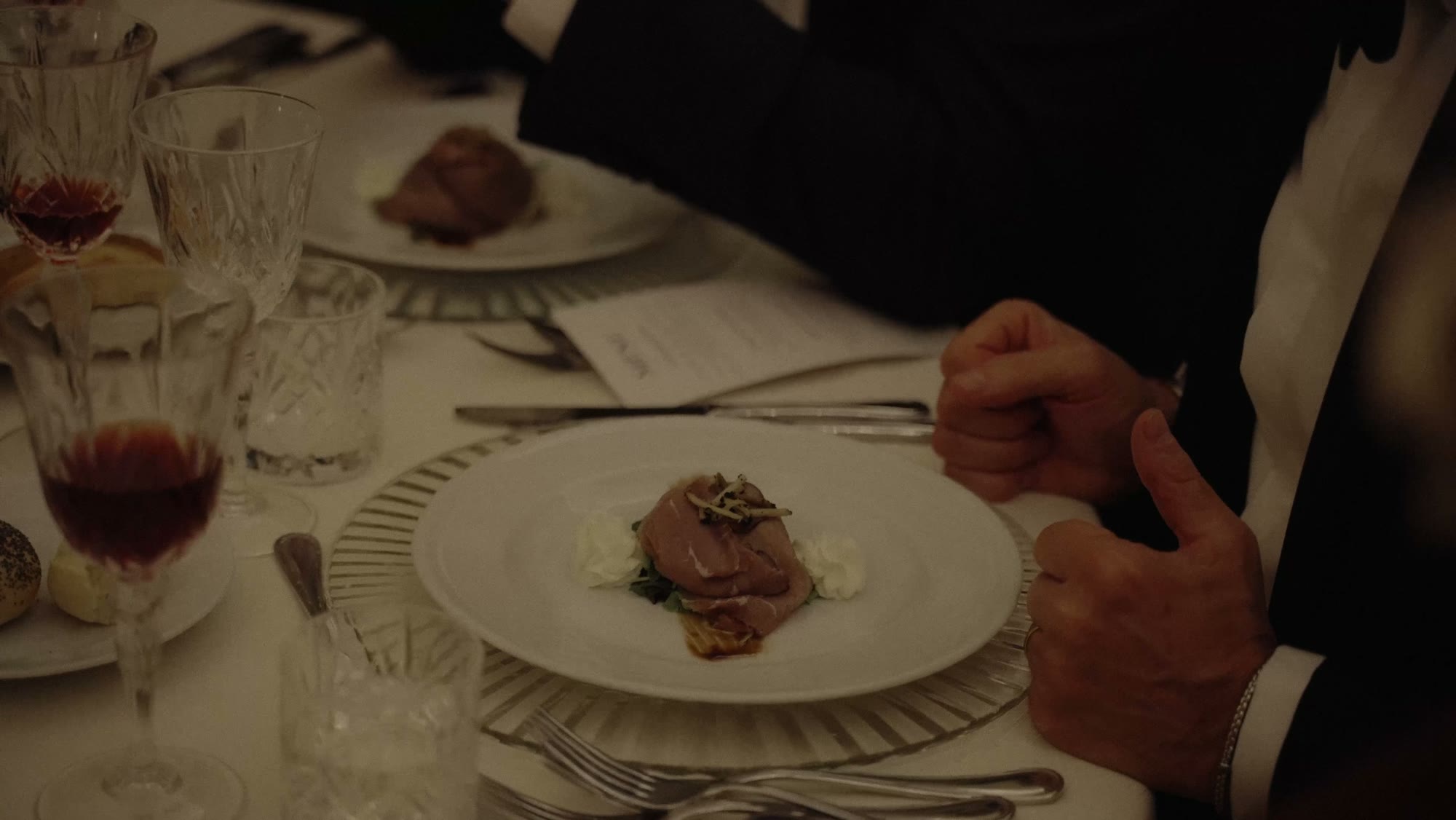 Una portata servita durante una cena in villa
