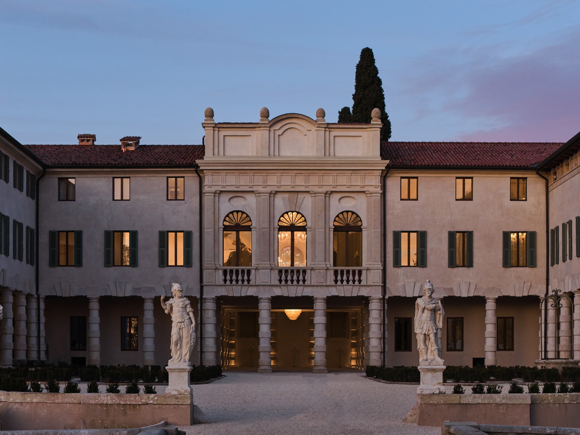 La facciata di Villa Bellamore 1623 illuminata al crepuscolo