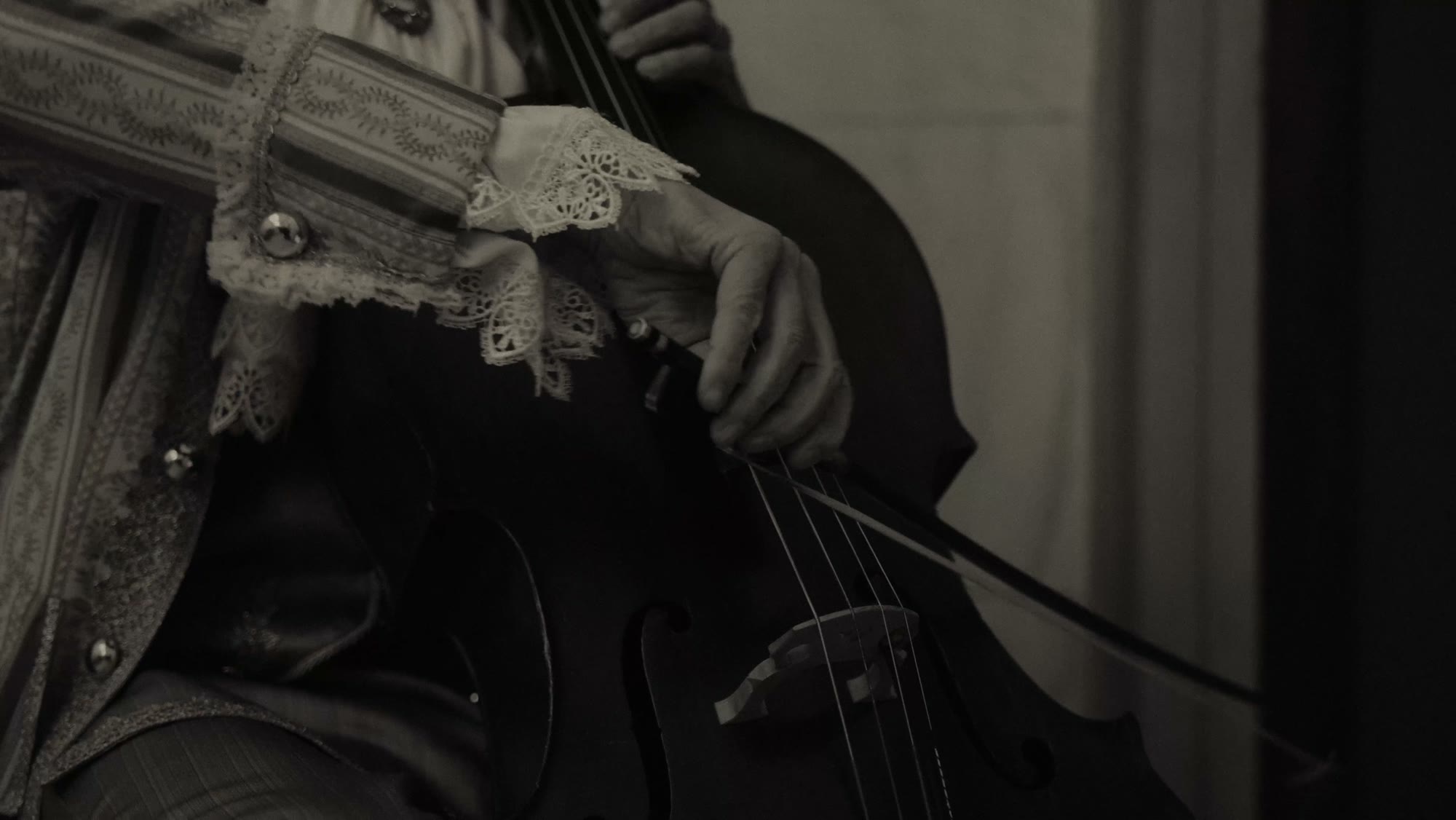 Un violoncellista con guanto di pizzo durante la festa